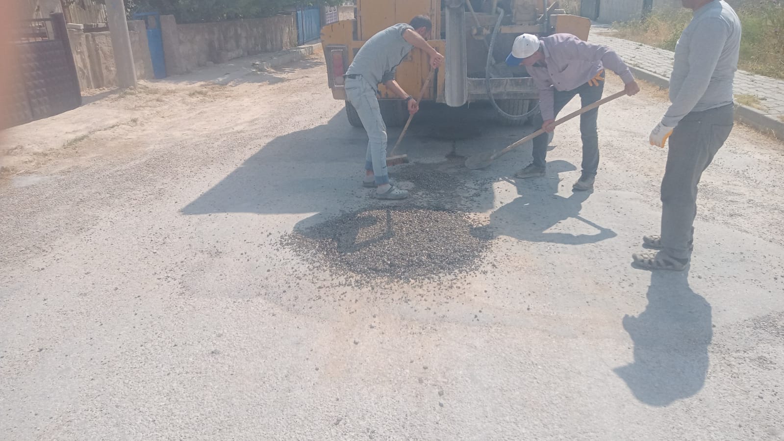 Bolvadin’de sıcak ve soğuk asfalt yama çalışmaları