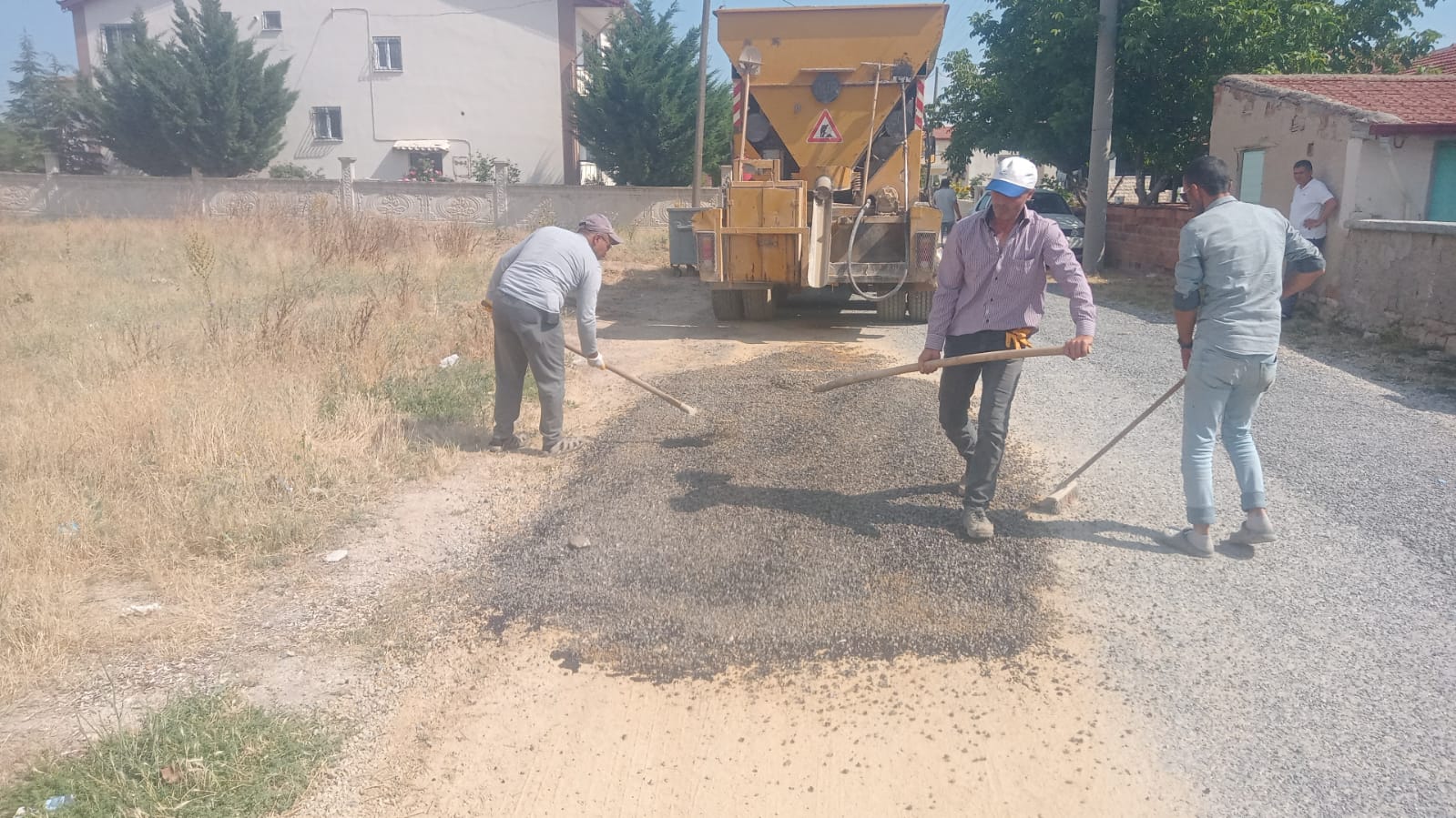 Bolvadin’de sıcak ve soğuk asfalt yama çalışmaları 3 Bolvadin’de sıcak ve soğuk asfalt yama çalışmaları