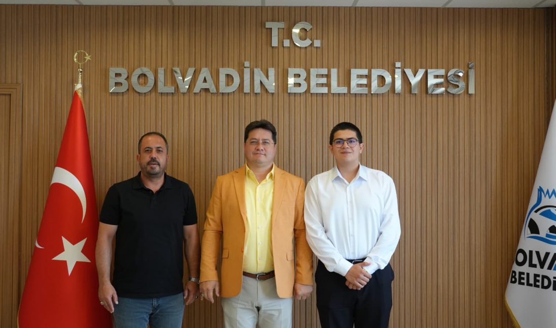 Bolvadin Belediye Başkanı Derviş Aynacı, 2026 Yükseköğretim Kurumları Sınavı'nda (YKS)