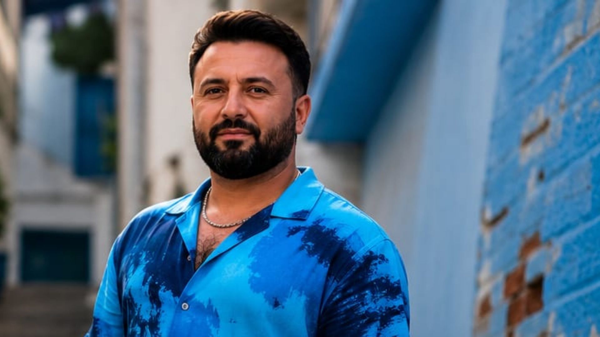 Bolvadin'in Dişli beldesinden çıkan genç sanatçı Alp Güvenir, yeni teklisi