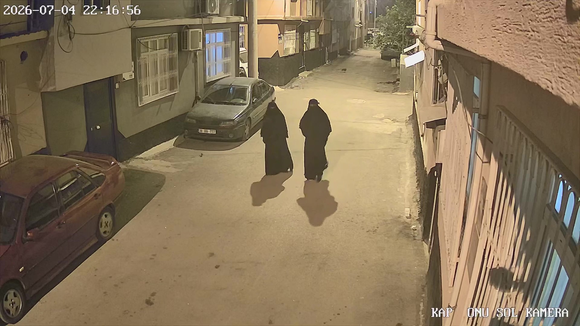 Çarşaf giyip keşif yaptılar, 40 dakikada servet çaldılar 1 Çarşaf giyip keşif yaptılar, 40 dakikada servet çaldılar