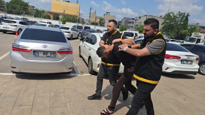 Adana'da çarşaf giyip yüzlerini gizleyen erkek şüpheli ile yanındaki kadın,
