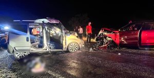 Afyonkarahisar'da hafif ticari araçla otomobilin kafa kafaya çarpışma sonucunun meydana