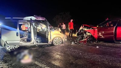 Afyonkarahisar'da hafif ticari araçla otomobilin kafa kafaya çarpışma sonucunun meydana