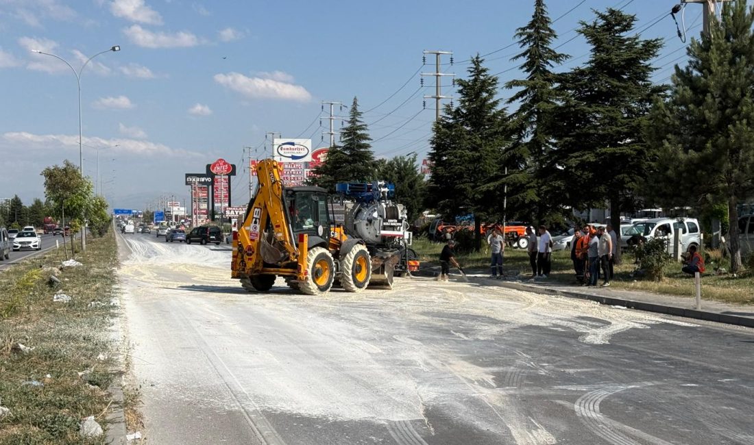Afyonkarahisar Çevre Yolu'nda devrilen mermer tozu yüklü kamyon nedeniyle ulaşım