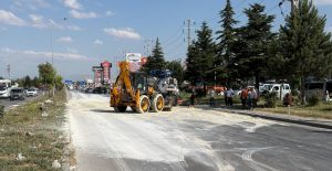 Afyonkarahisar Çevre Yolu'nda devrilen mermer tozu yüklü kamyon nedeniyle ulaşım