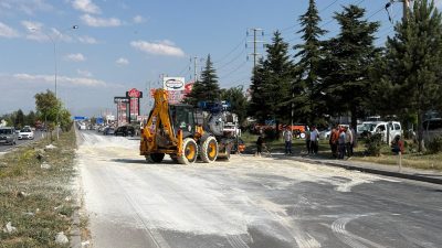 Afyonkarahisar Çevre Yolu'nda devrilen mermer tozu yüklü kamyon nedeniyle ulaşım
