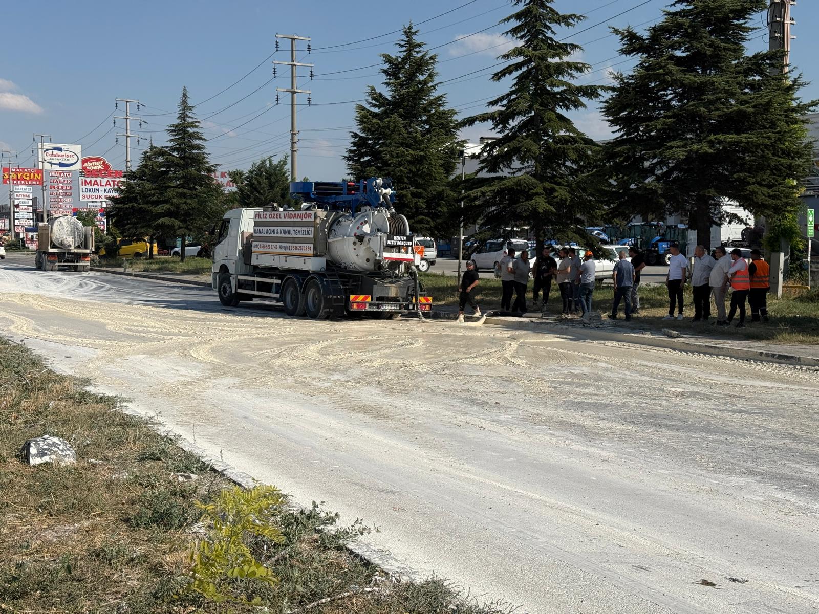 Çevre yolunda mermer tozu yüklü kamyon devrildi 1 Çevre yolunda mermer tozu yüklü kamyon devrildi