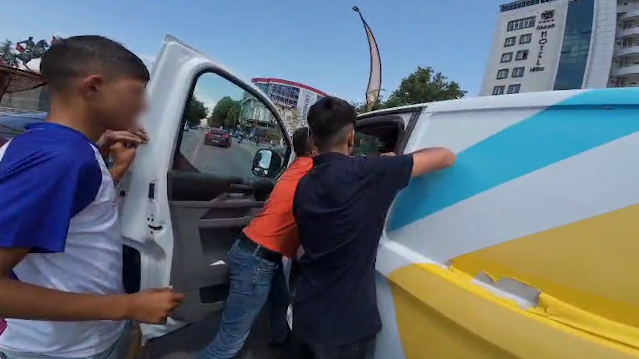 Cezalar bile sürücüleri durdurmadı: Yine yol yine kavga