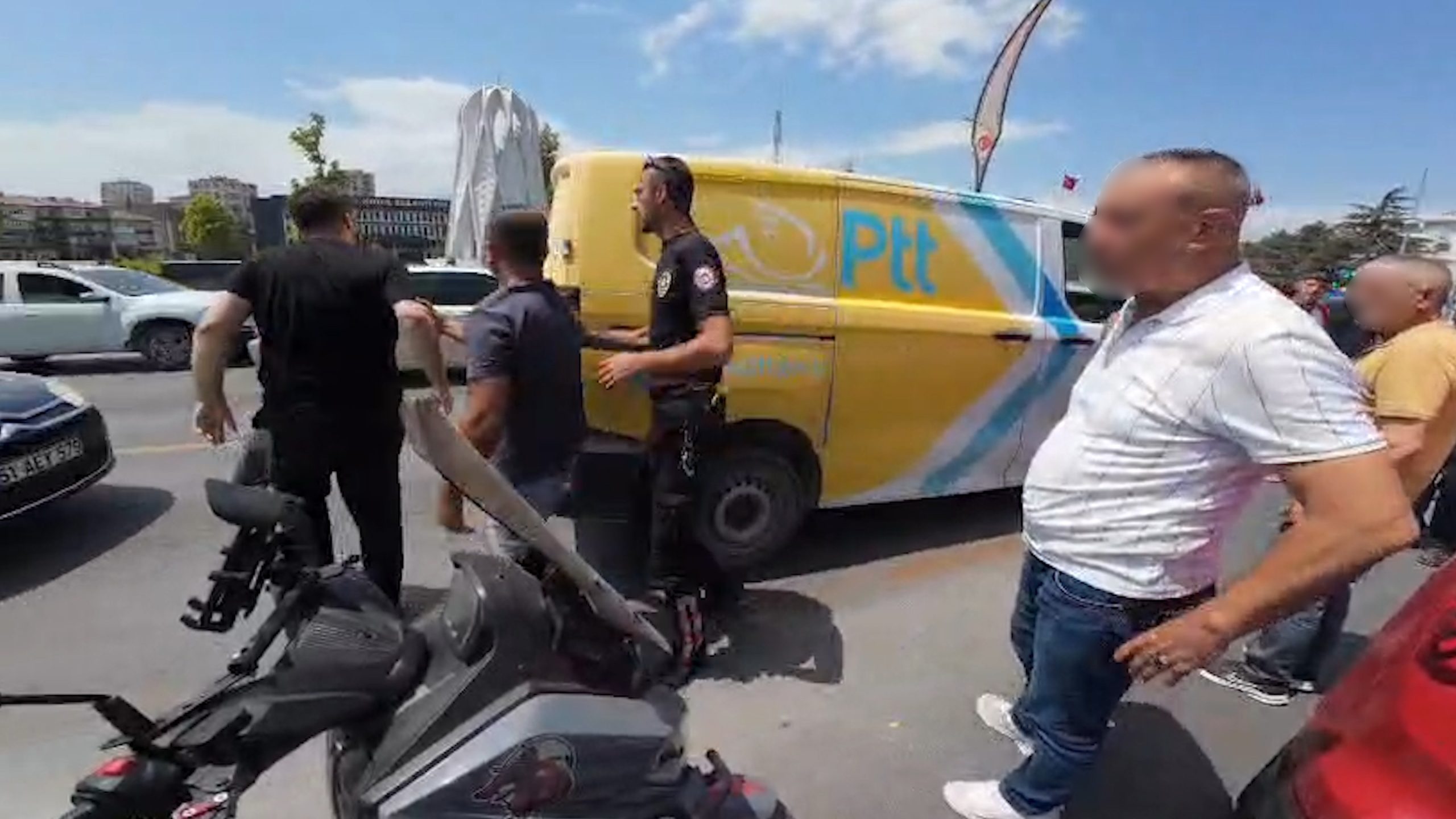 Cezalar bile sürücüleri durdurmadı: Yine yol yine kavga