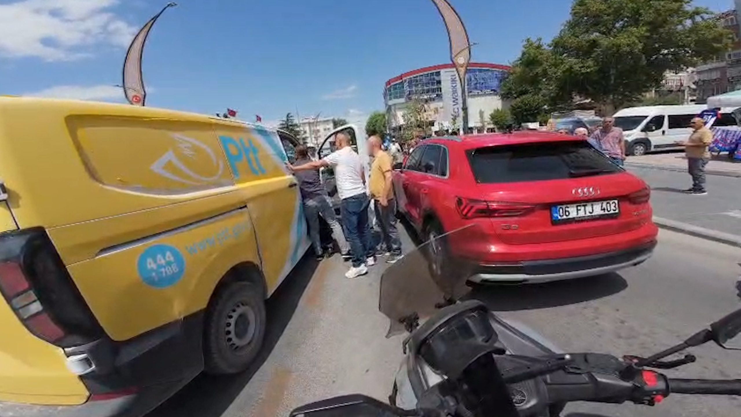 Cezalar bile sürücüleri durdurmadı: Yine yol yine kavga