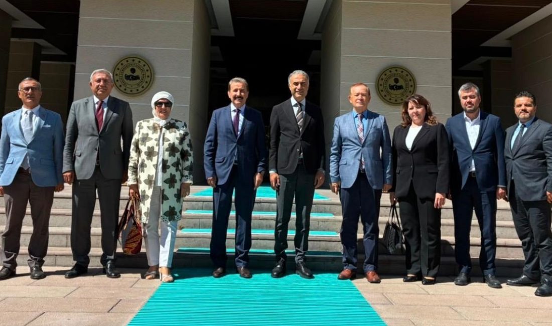 Özel Kalem Müdürleri Derneği Genel Başkanı Mustafa Tarlacı ve yönetim
