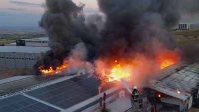 Afyonkarahisar Şuhut Organize Sanayi bölgesinde bir sucuk fabrikasında çıkan yangın