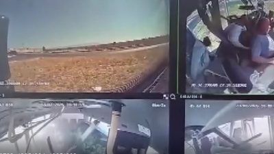 Manisa'nın Şehzadeler ilçesinde özel halk midibüsüyle panelvanın çarpışması sonucu 1