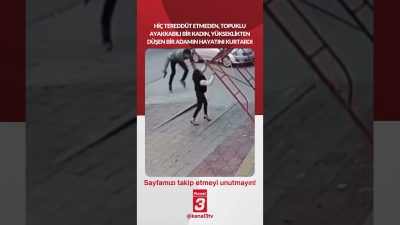 Hiç tereddüt etmeden, topuklu ayakkabılı bir kadın, yükseklikten düşen bir