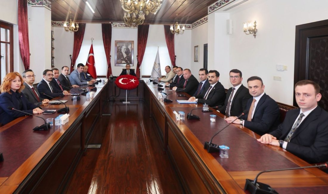 Afyonkarahisar Valisi Dr. Naci Aktaş başkanlığında düzenlenen toplantıda, vali yardımcıları