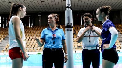 Afyonkarahisar'da voleybol hakemliğine başlayan Ulusal Hakem Pınar Elma, Kosova'da düzenlenen