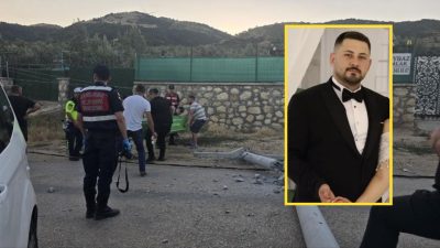 Bursa'nın Mudanya ilçesinde elektrik direğine çarpan otomobilin sürücüsüne yardım etmek