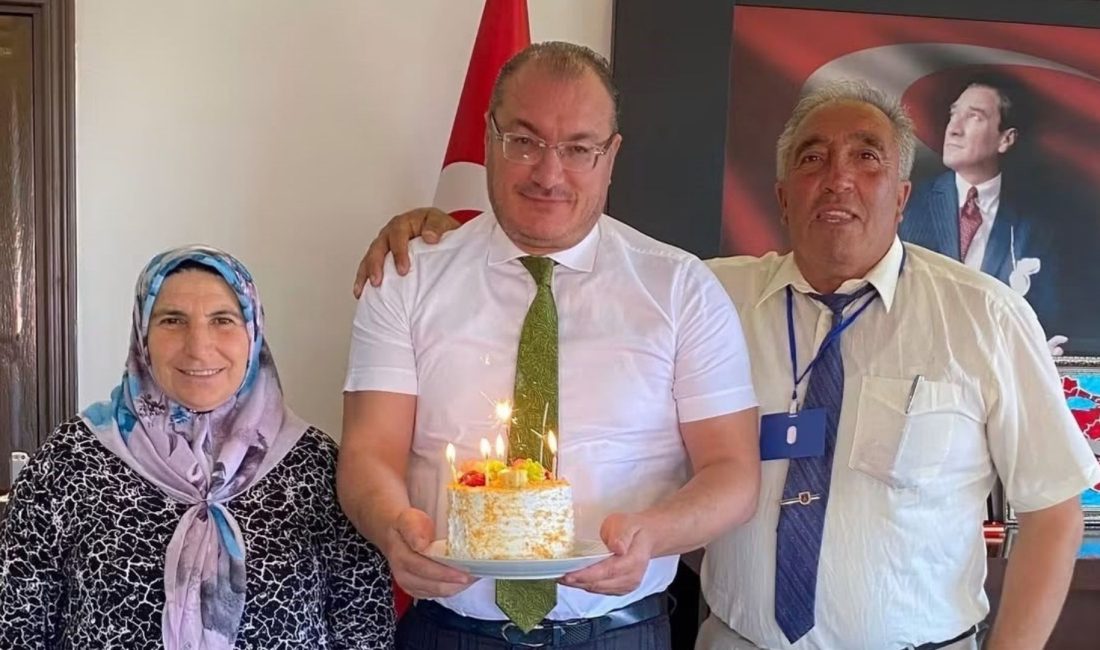 Afyonkarahisar’ın Bolvadin ilçesinde, Kaymakam Ali Arıkan’a personeli ve vatandaşlar tarafından