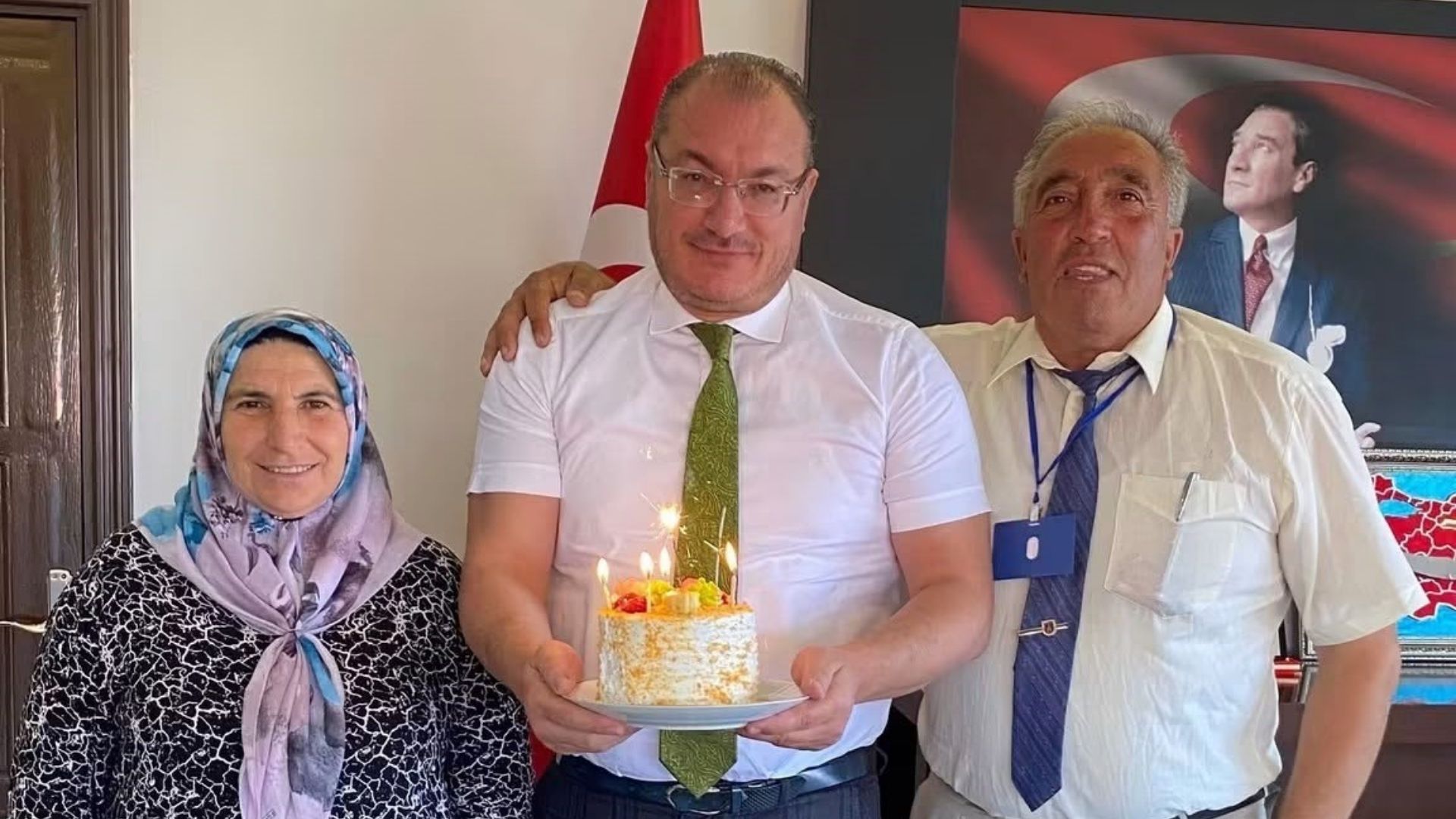 Afyonkarahisar’ın Bolvadin ilçesinde, Kaymakam Ali Arıkan’a personeli ve vatandaşlar tarafından
