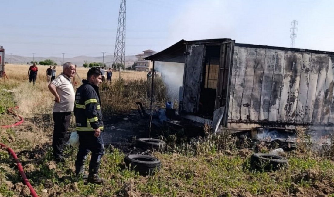 Afyonkarahisar’ın Sandıklı ilçesinde bir bağ evinde çıkan yangın, itfaiye ekiplerinin