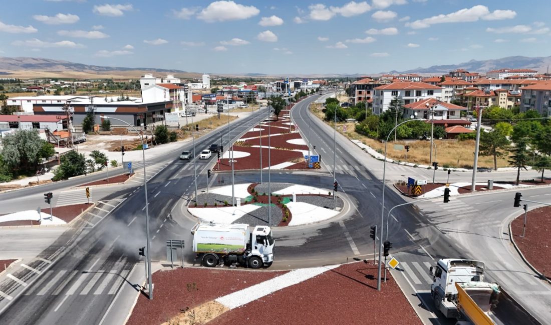 Bolvadin Belediyesi, ilçe genelinde sürdürdüğü yol bakım ve onarım çalışmaları