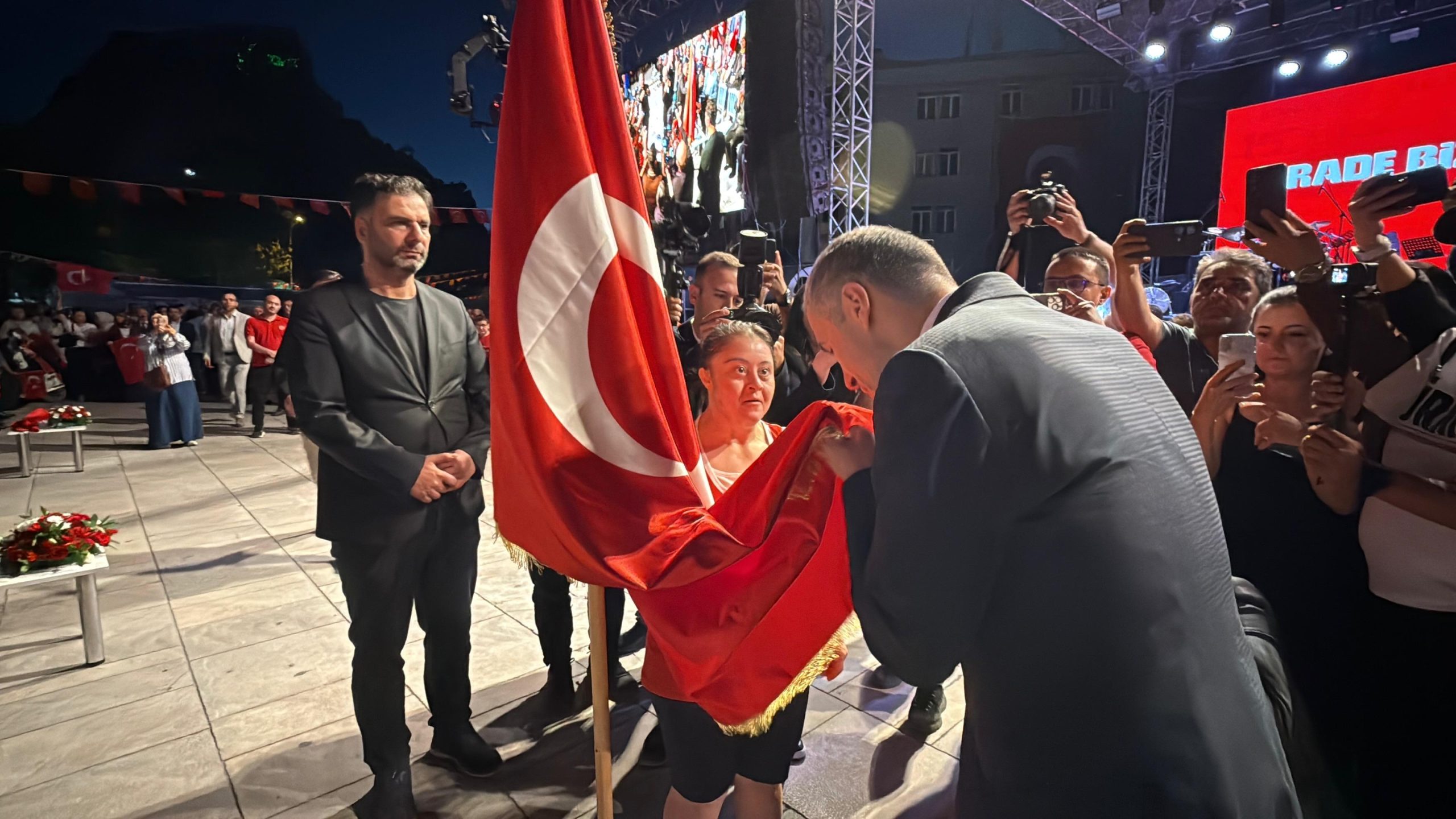 15 Temmuz'un sancağı Zafer Meydanı'nda Vali Aktaş'a teslim edildi