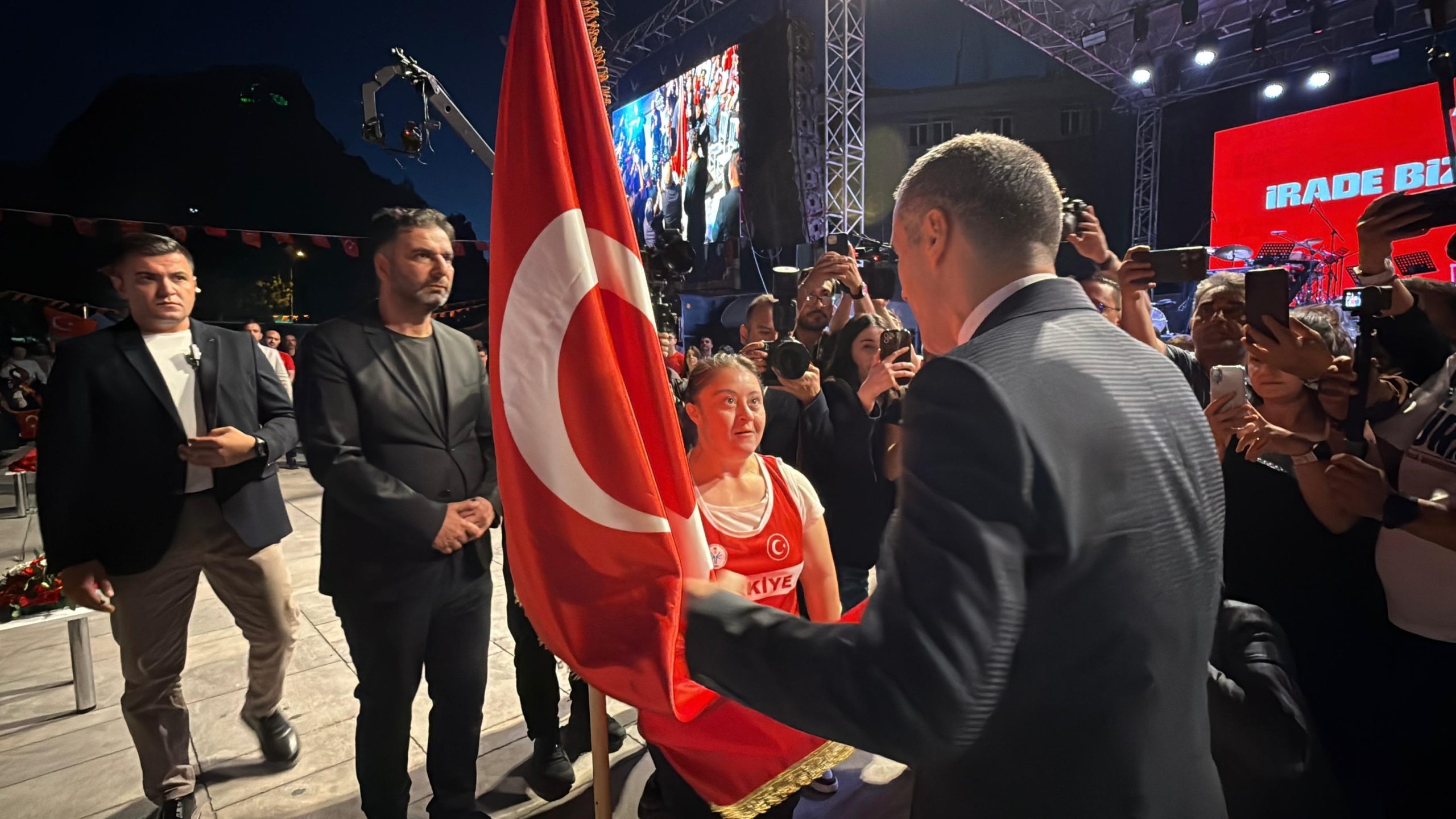 15 Temmuz'un sancağı Zafer Meydanı'nda Vali Aktaş'a teslim edildi