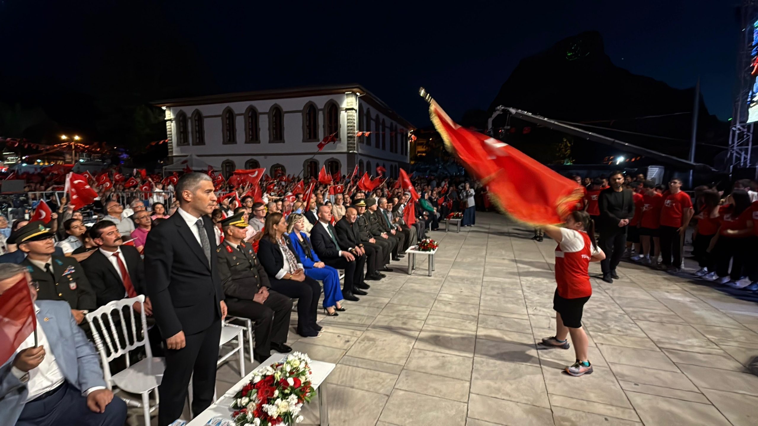 15 Temmuz'un sancağı Zafer Meydanı'nda Vali Aktaş'a teslim edildi