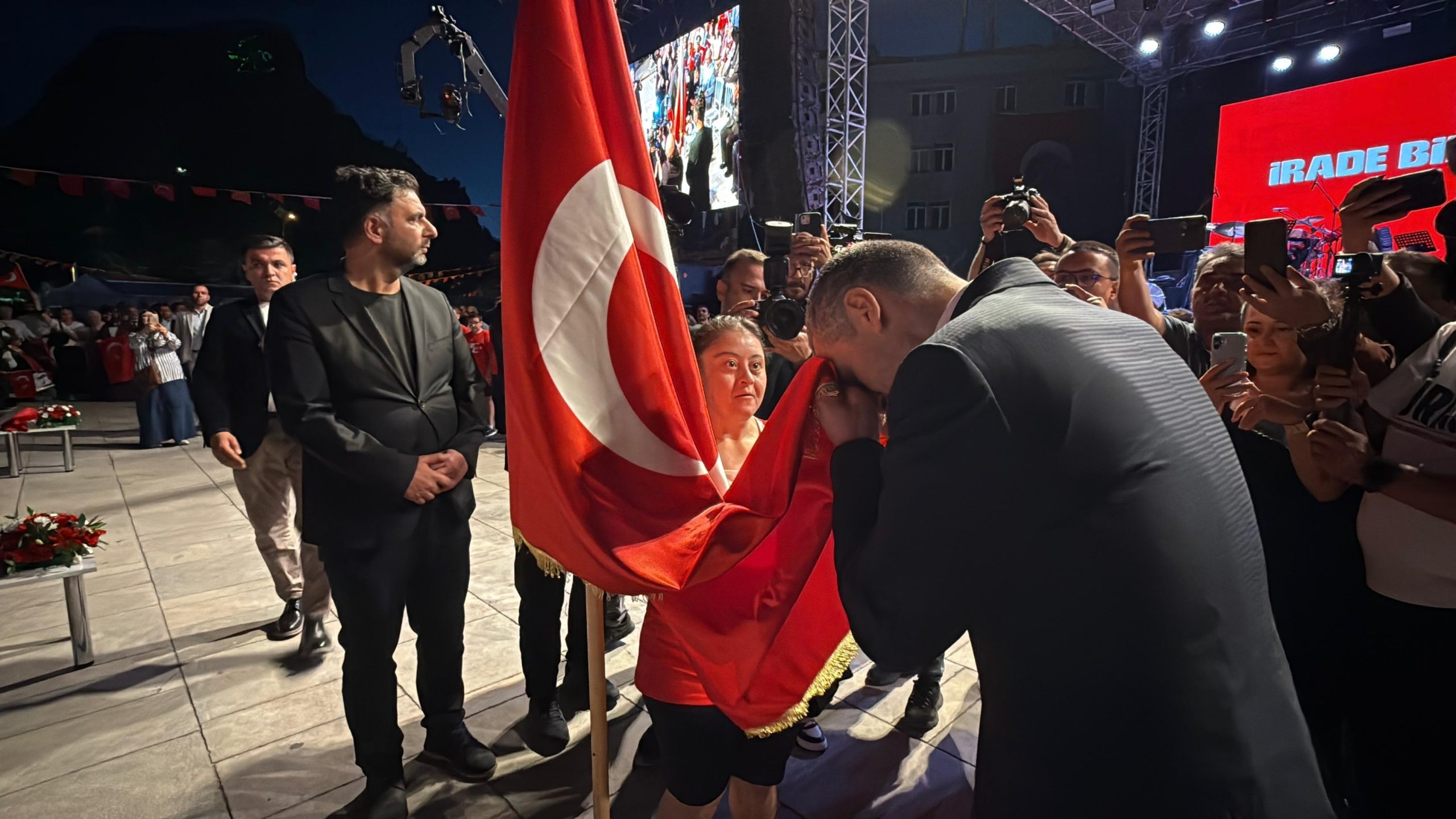 15 Temmuz'un sancağı Zafer Meydanı'nda Vali Aktaş'a teslim edildi