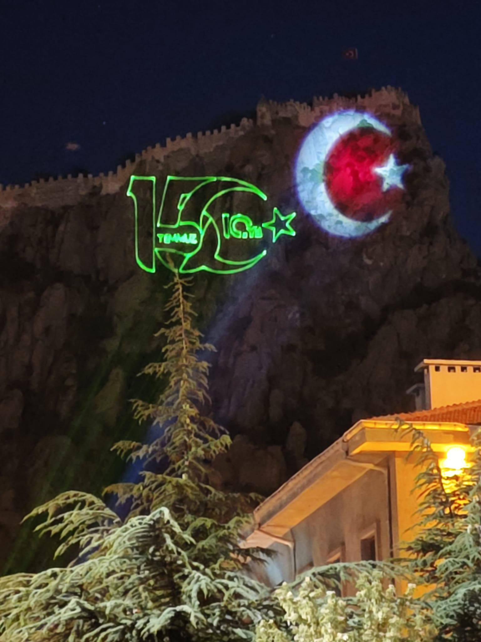 Karahisar Kalesi 15 Temmuz'un 10. Yılına Özel Lazer gösterisiyle aydınlandı 2 Karahisar Kalesi 15 Temmuz'un 10. Yılına Özel Lazer gösterisiyle aydınlandı