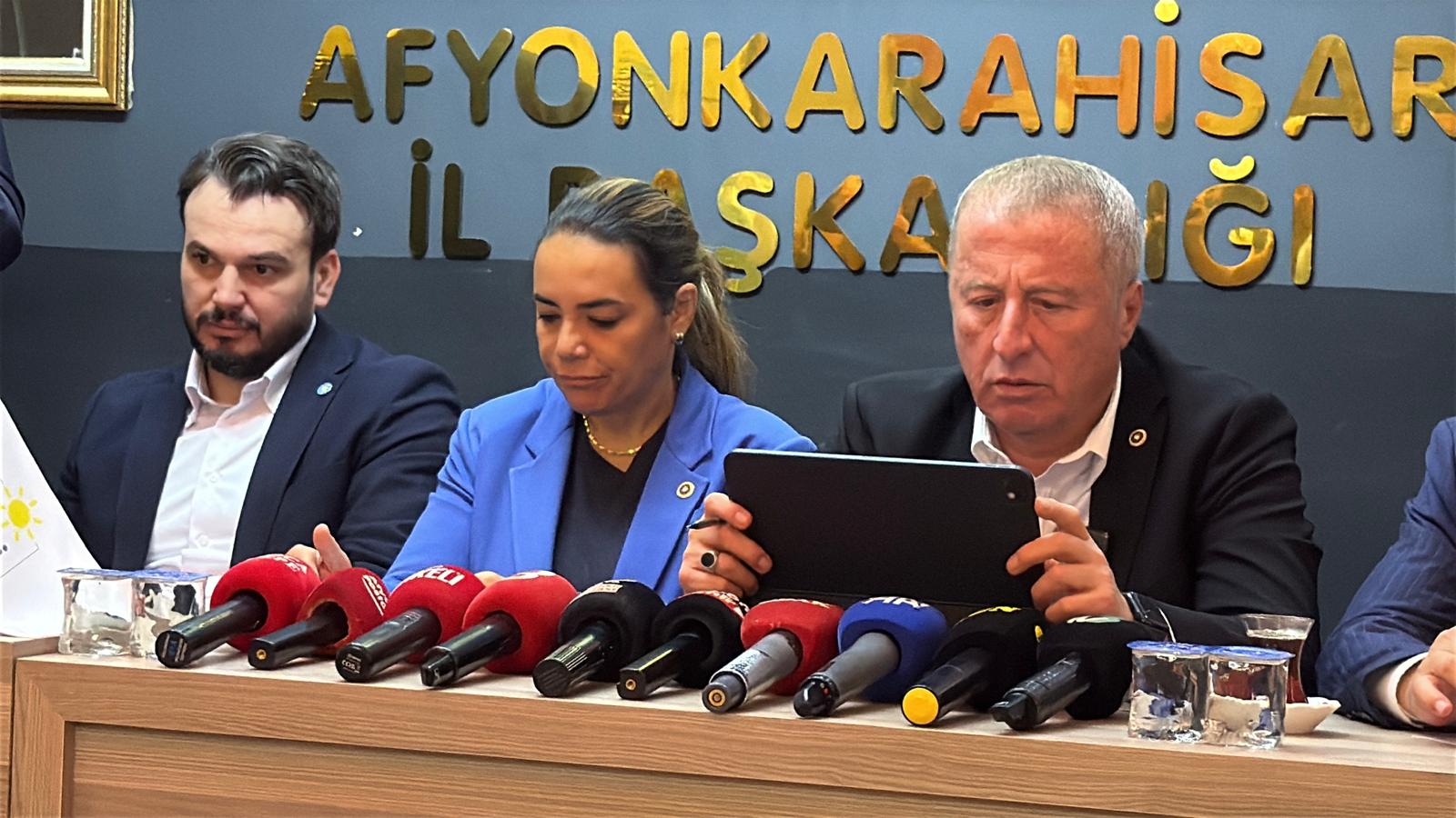 İYİ Parti Genel Merkez heyeti, Afyon basını ile buluştu 4 İYİ Parti Genel Merkez heyeti, Afyon basını ile buluştu
