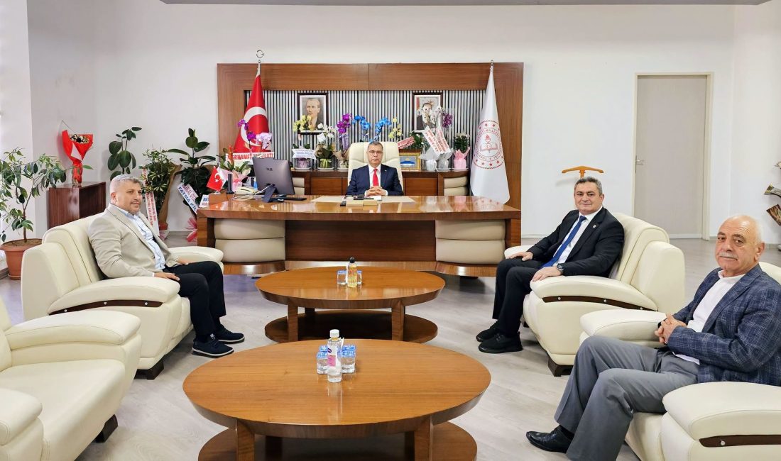 Çobanlar Belediye Başkanı Ali Altuntaş, İlçe Başkanı Murat Yeşil ve