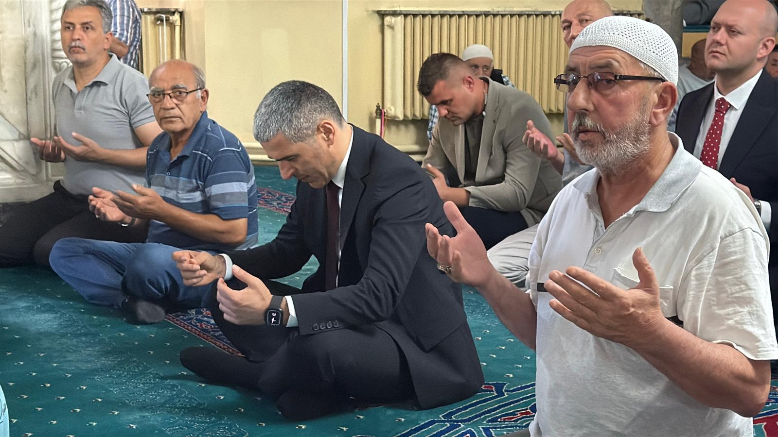 İmaret Camisi'nde şehitler için mevlit okutuldu 1 İmaret Camisi'nde şehitler için mevlit okutuldu