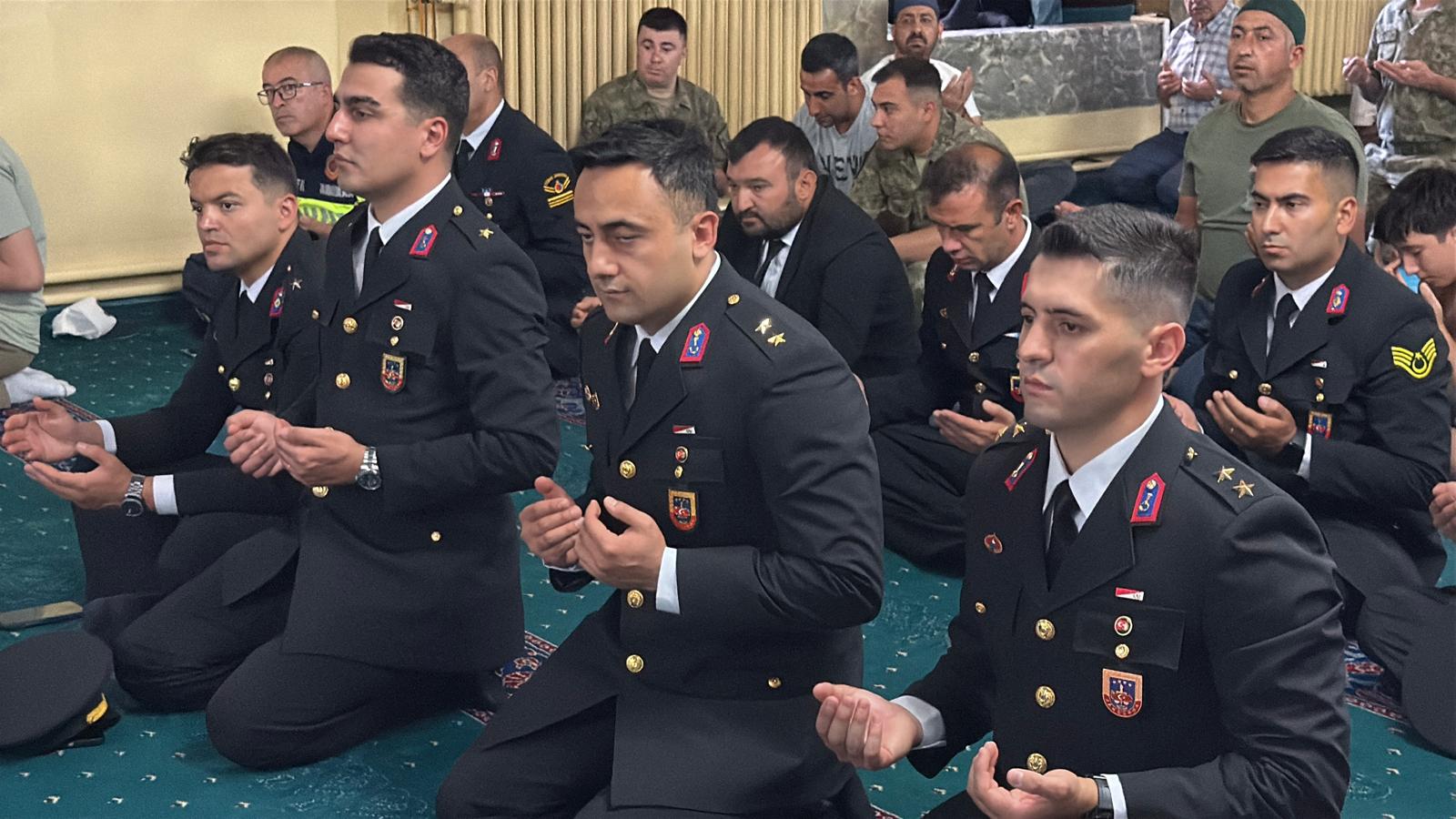 İmaret Camisi'nde şehitler için mevlit okutuldu 4 İmaret Camisi'nde şehitler için mevlit okutuldu