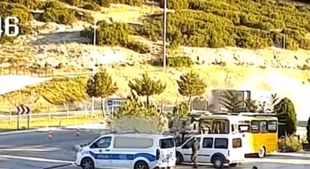 Isparta'da kontrolden çıkan tır devrildi 1 Isparta'da kontrolden çıkan tır devrildi