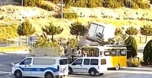 Isparta'nın Keçiborlu ilçesinde tır sürücüsünün direksiyon hakimiyetini kaybetmesi sonucu kontrolden