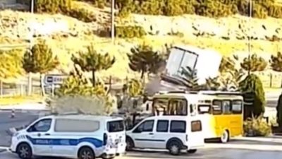 Isparta'nın Keçiborlu ilçesinde tır sürücüsünün direksiyon hakimiyetini kaybetmesi sonucu kontrolden