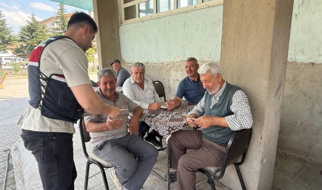 Afyonkarahisar'da jandarma ekipleri tarafından beldelerde yaşayan vatandaşlara yönelik dolandırıcılık konusunda