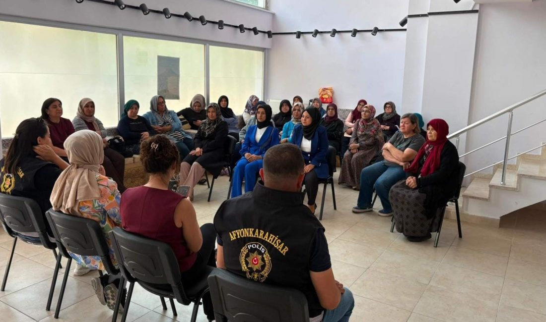 Afyonkarahisar'da polis tarafından kadınlara şiddetle mücadele konusunda eğitim verildi.