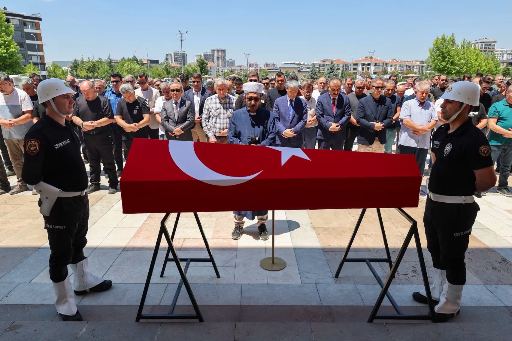 Kansere yenik düşen polis memuru sonsuzluğa uğurlandı 1 Kansere yenik düşen polis memuru sonsuzluğa uğurlandı
