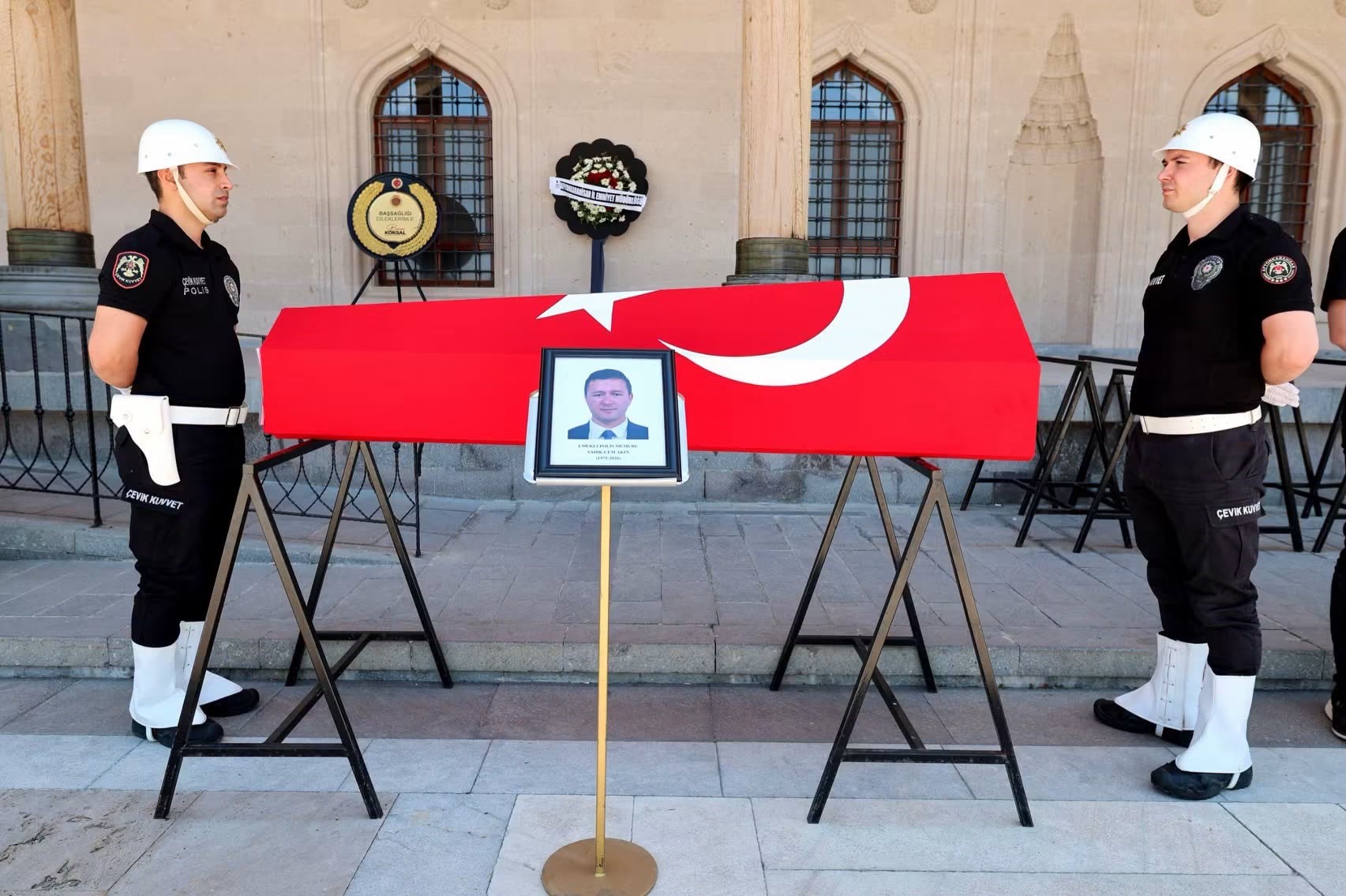 Kansere yenik düşen polis memuru sonsuzluğa uğurlandı 2 Kansere yenik düşen polis memuru sonsuzluğa uğurlandı