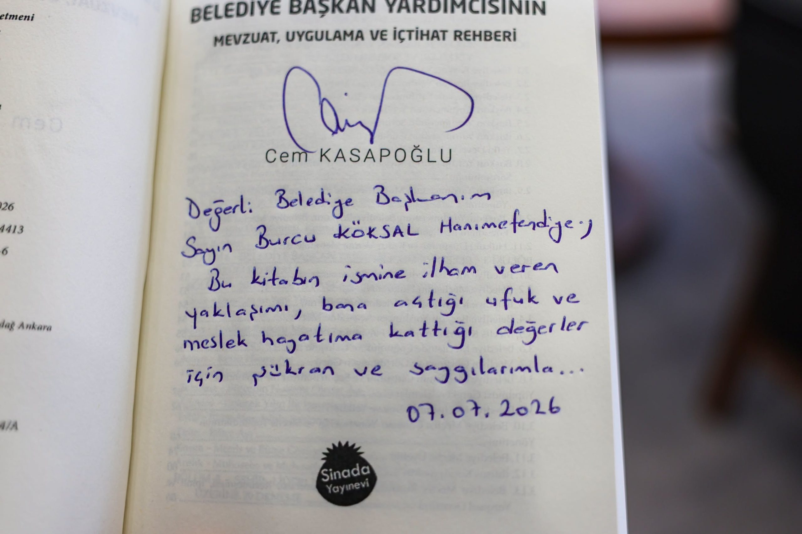Kasapoğlu'ndan Başkan Köksal'a imzalı eser 1 Kasapoğlu'ndan Başkan Köksal'a imzalı eser