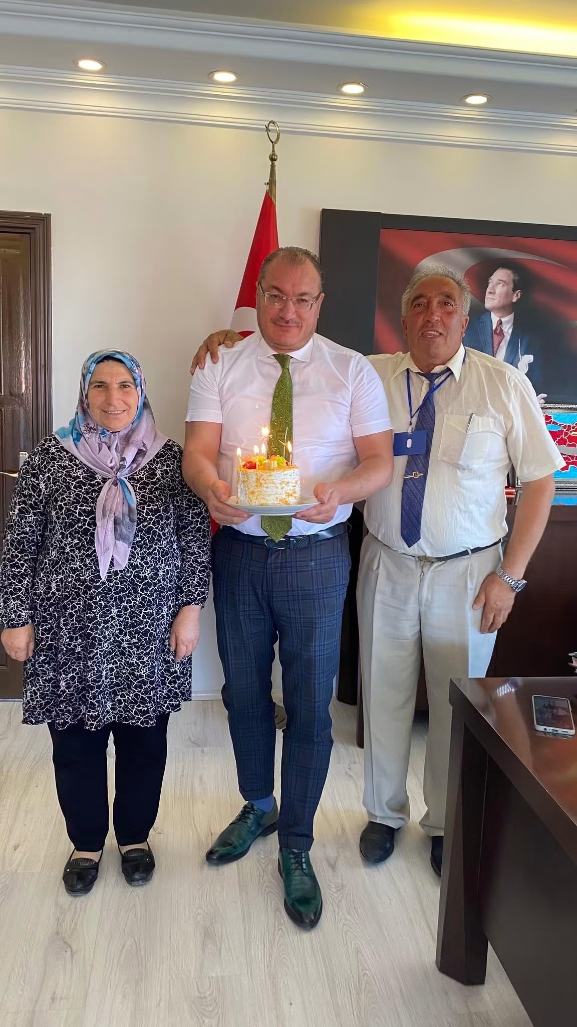 Kaymakama sürpriz doğum günü kutlaması 1 Kaymakama sürpriz doğum günü kutlaması