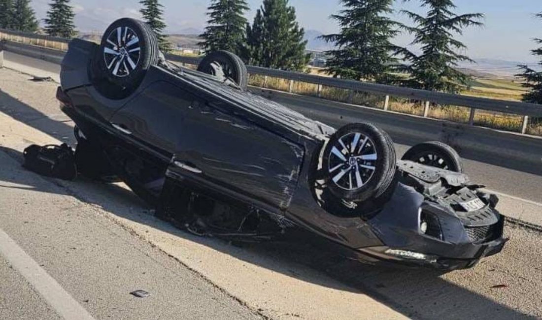 Afyonkarahisar'da kontrolden çıkarak refüje devrilen otomobilde beşi çocuk 8 kişi