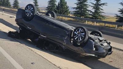 Afyonkarahisar'da kontrolden çıkarak refüje devrilen otomobilde beşi çocuk 8 kişi