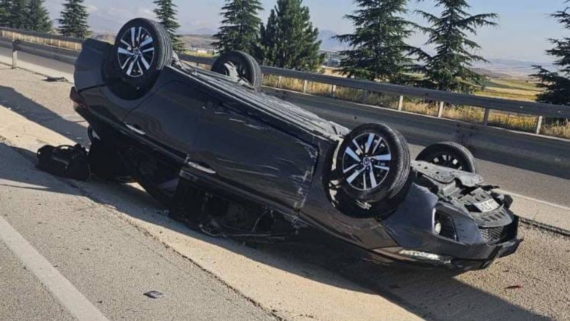Afyonkarahisar'da kontrolden çıkarak refüje devrilen otomobilde beşi çocuk 8 kişi