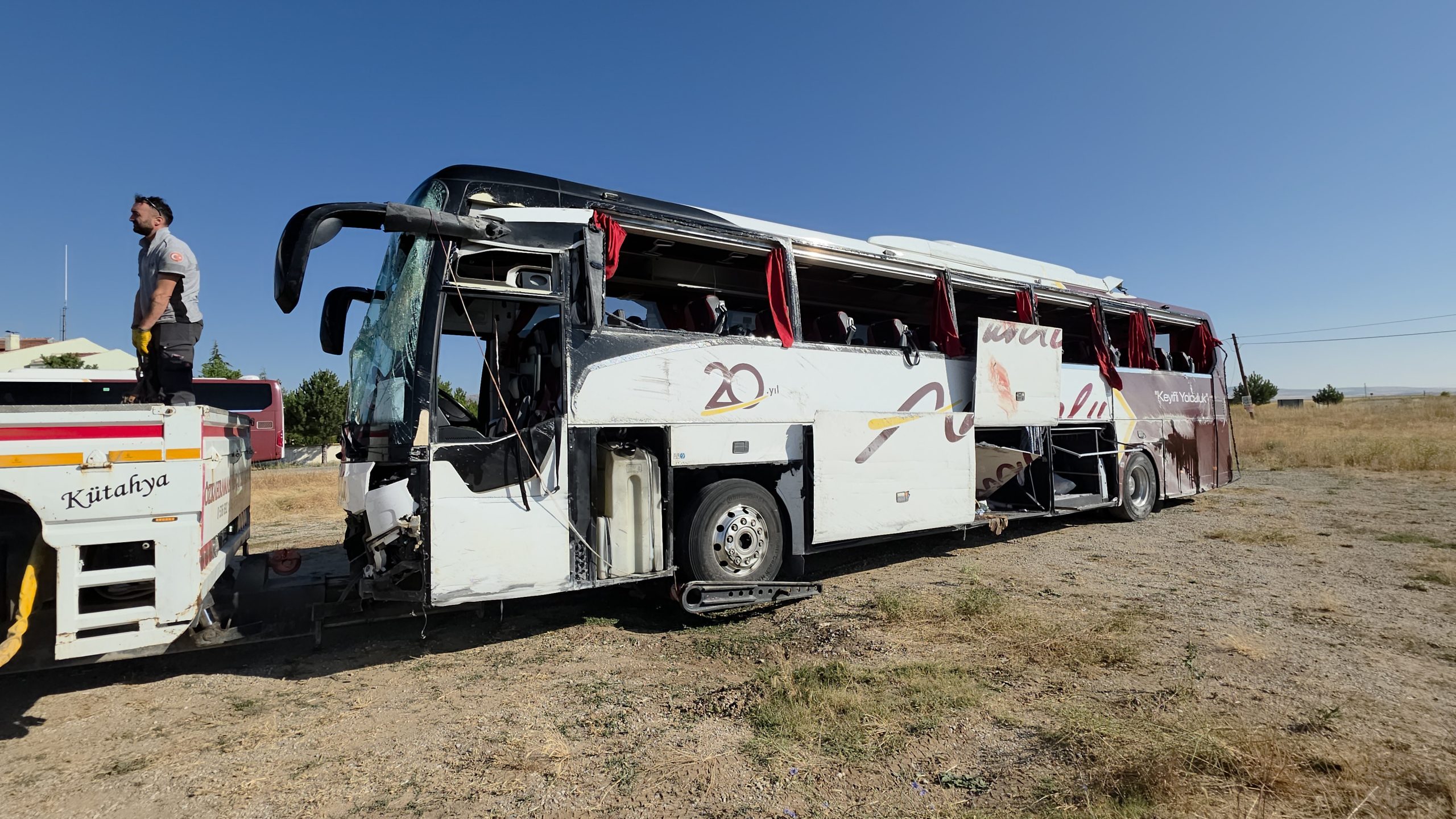 Kütahya-Afyon yolunda yolcu otobüsü devrildi: 31 yaralı