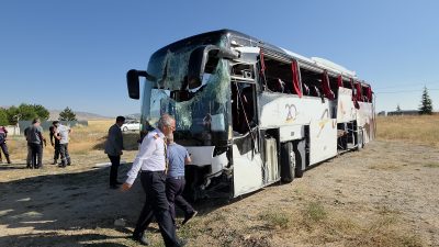 Kütahya-Afyonkarahisar kara yolunda meydana gelen trafik kazasında bir yolcu otobüsü