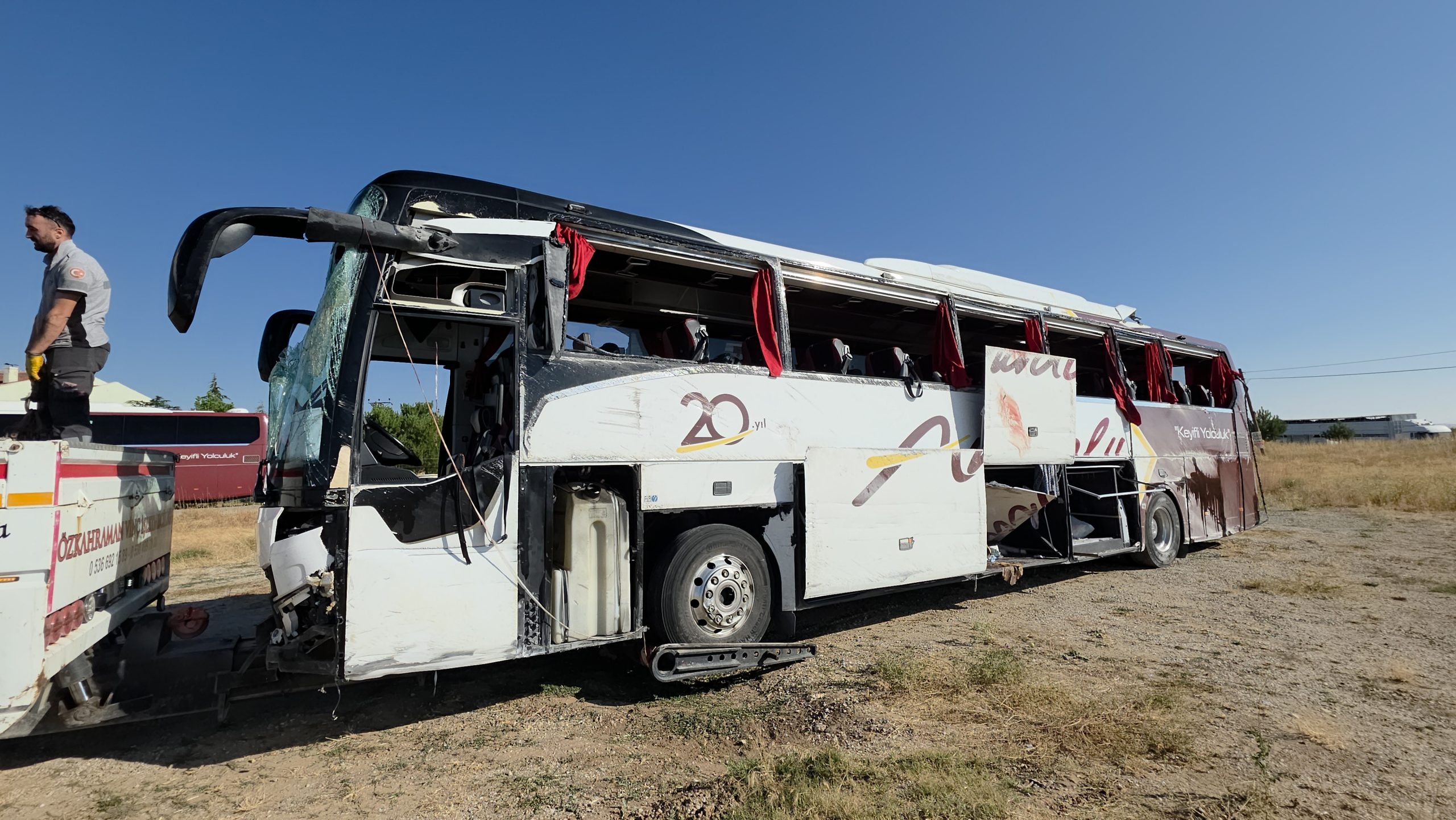 Kütahya-Afyon yolunda yolcu otobüsü devrildi: 31 yaralı
